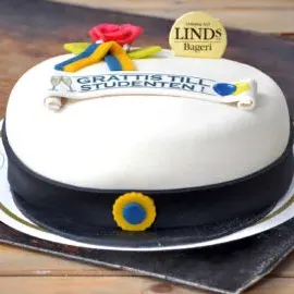 Grön prinsesstårta med marsipanros.