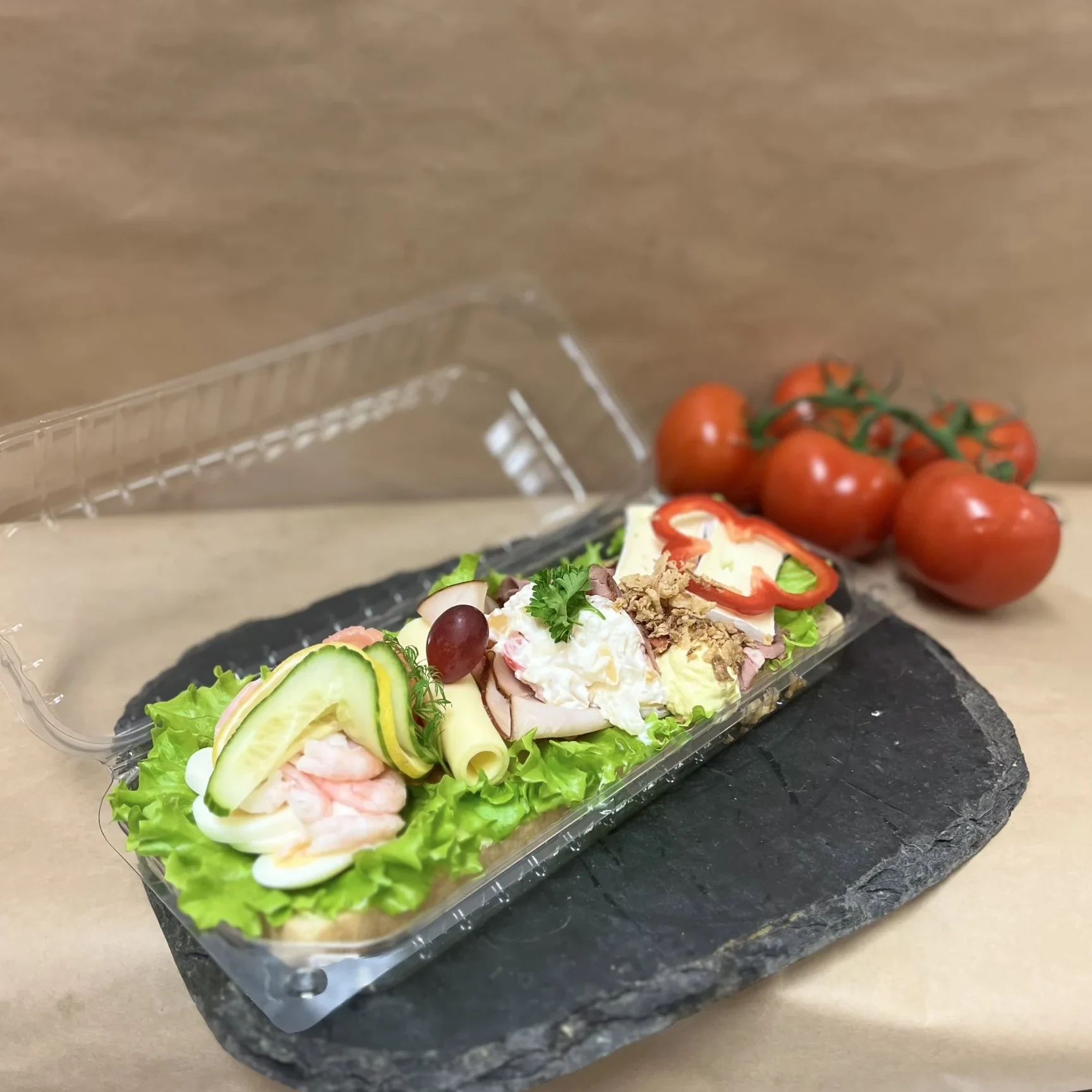 Langång med ägg, räkor, kallrökt lax, rostbiff, kalkon, brieost, goudaost, och fruktsallad