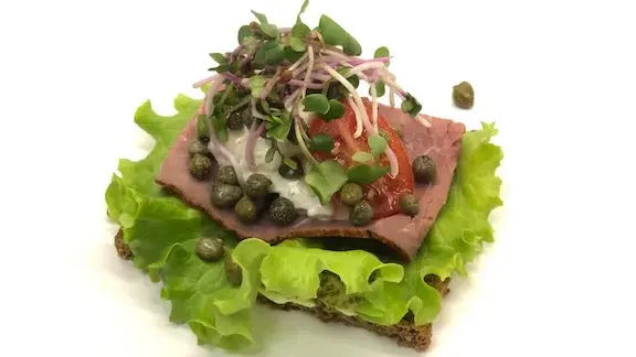 Smörrebröd med rostbiff och potatissallad