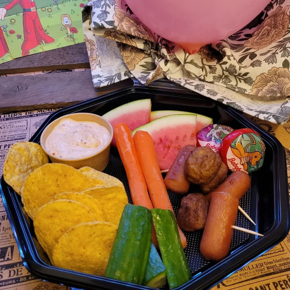 Stekt korv och köttbullar varvar på spett tillsammans med minimorötter, gurkstavar, vattenmelonskivor, babybelostar och nachochips med dipp!