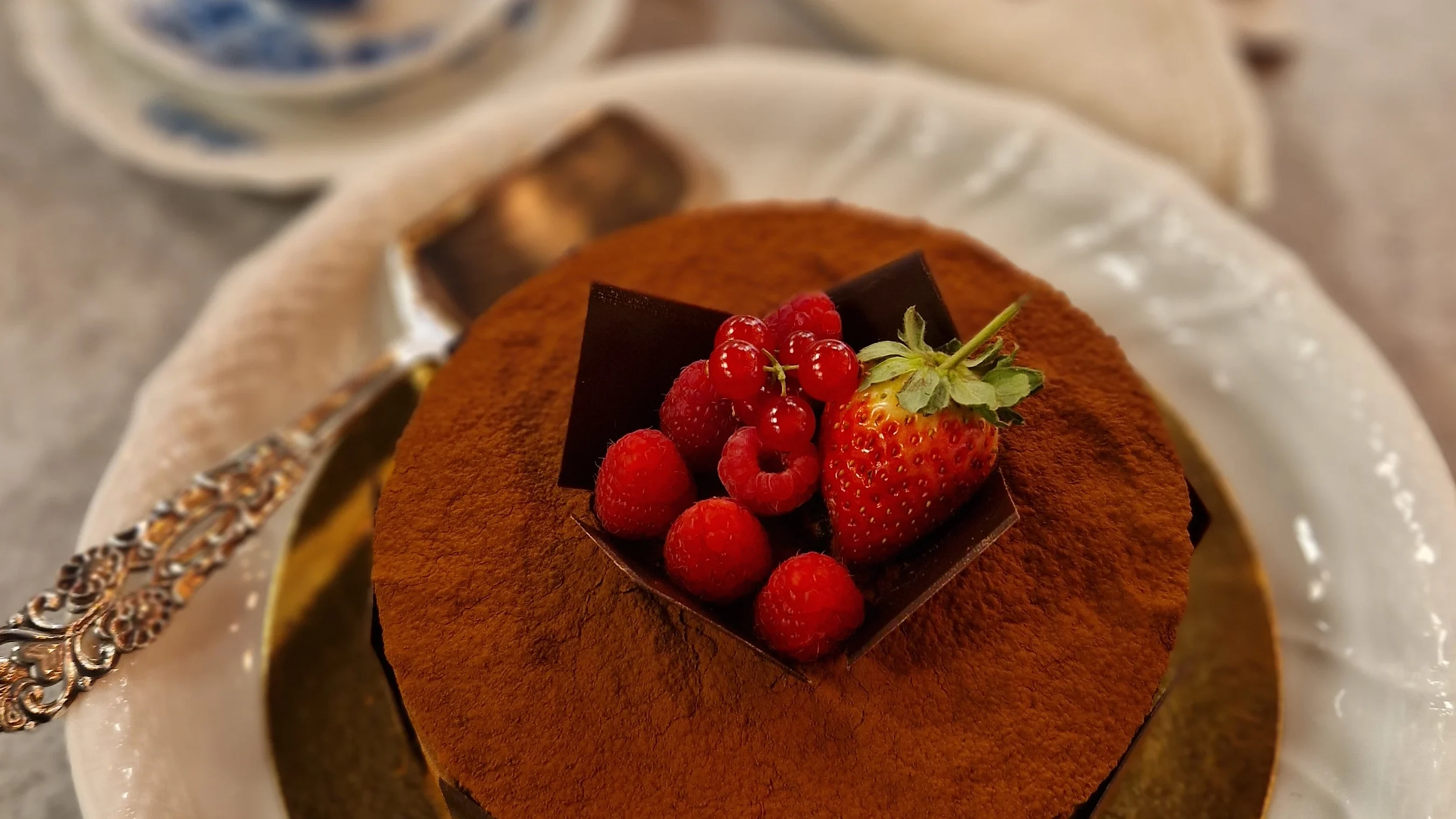 Prinsesstårta med grön marsipan och en rosa ros