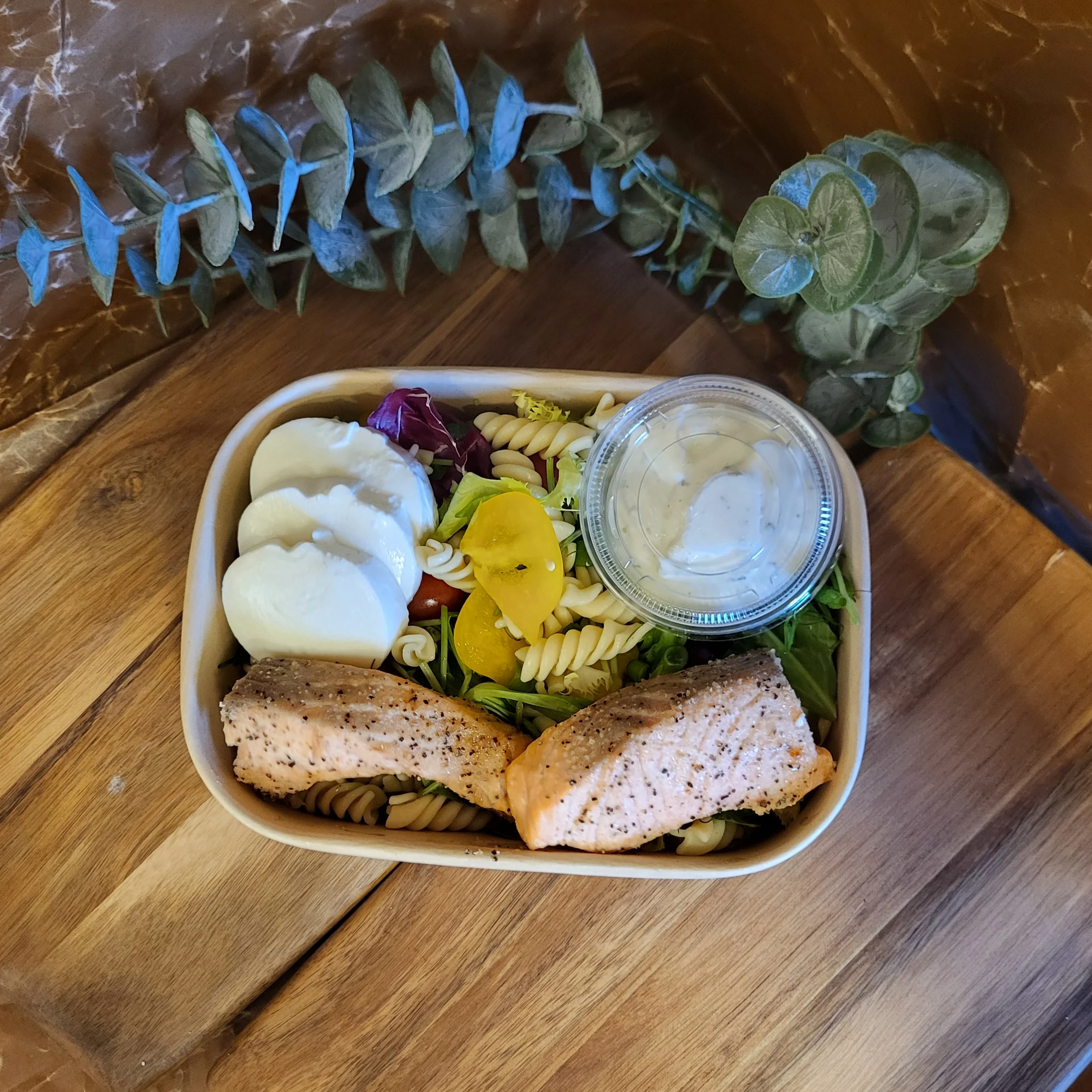 Pastasallad med ugnstekt lax och lime/basilikadressing