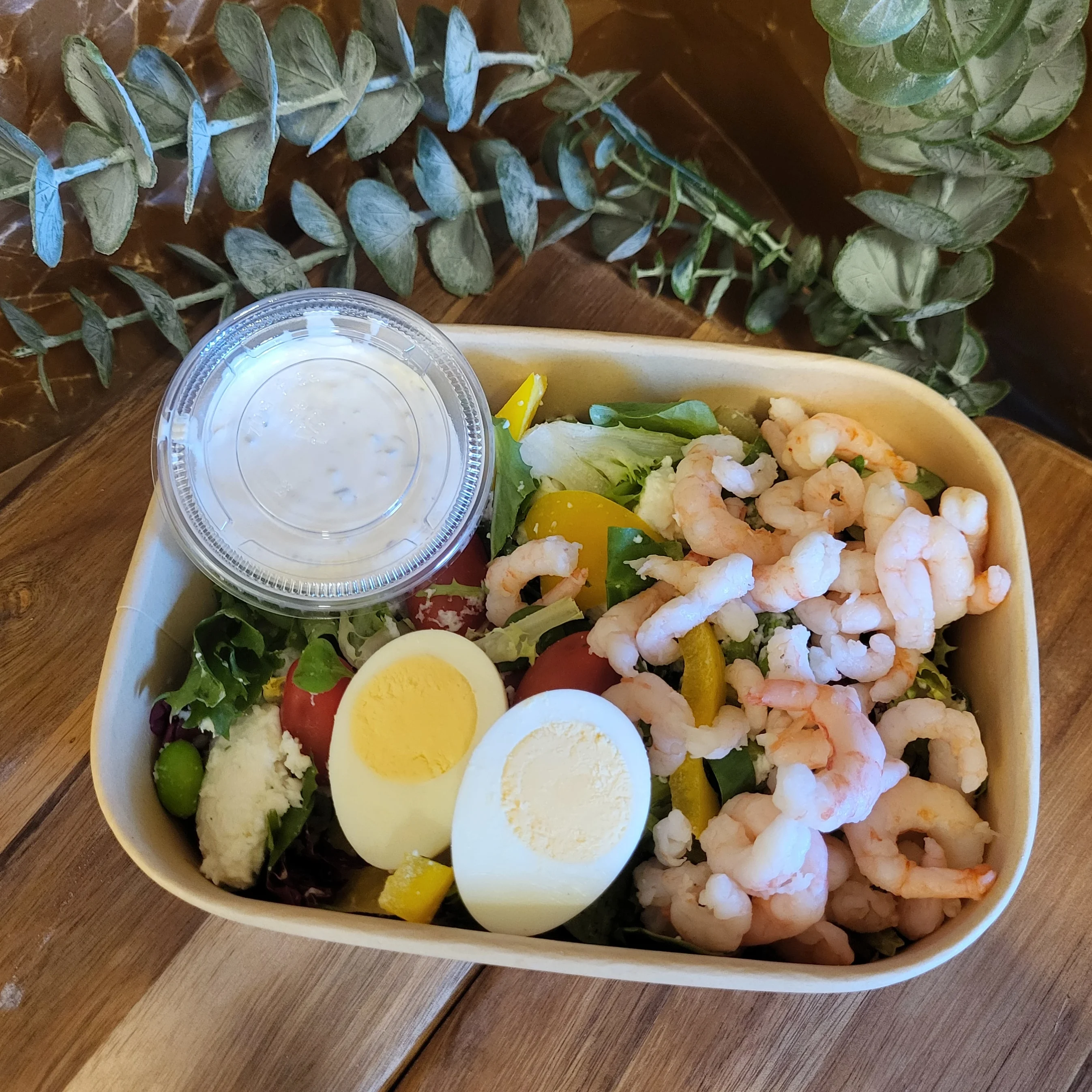 Grönsallad med räkor och orientdressing