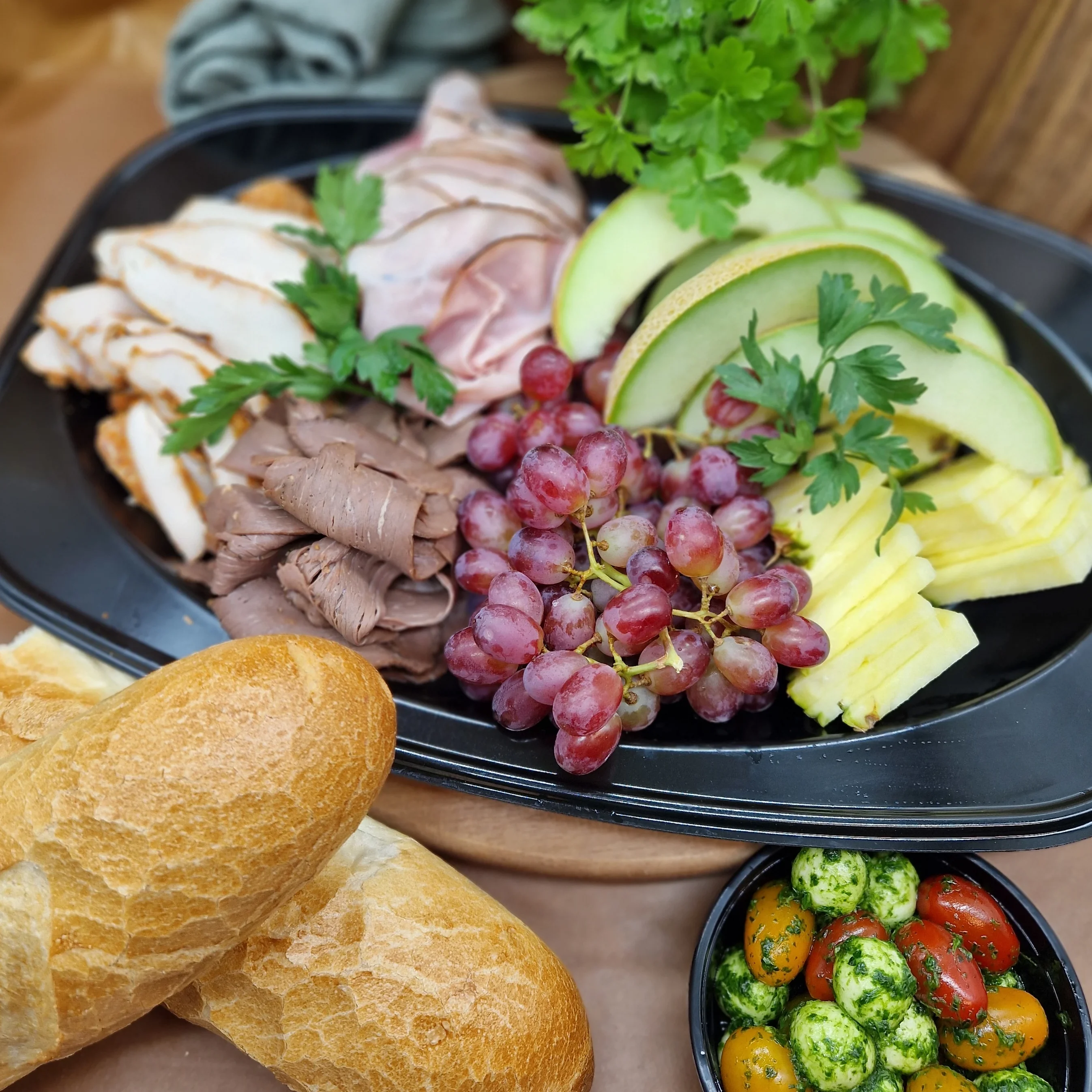 Sudentbuffé med kött och frukt.