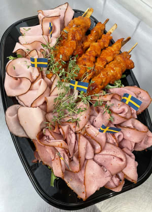 trevligt köttfat med pastrami, kycklingspett och mästarrökt skinka