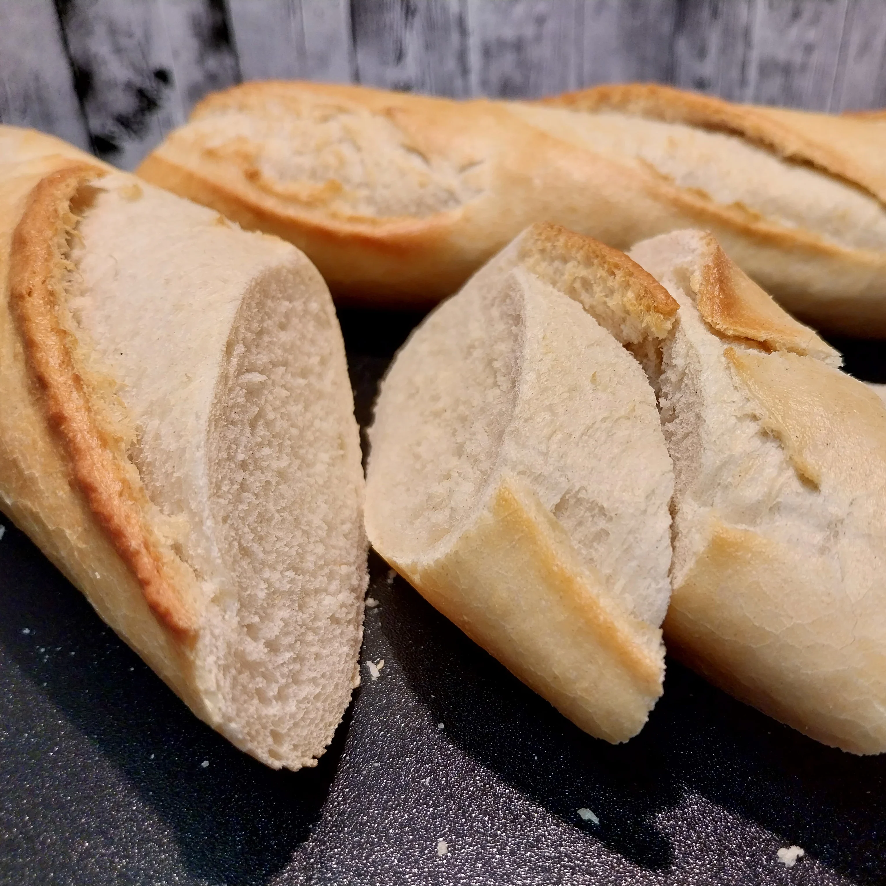 Vetebaguette som gräddas i butiken.