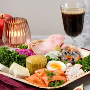 Uppdukat bord med julmat upplagt på tallrik