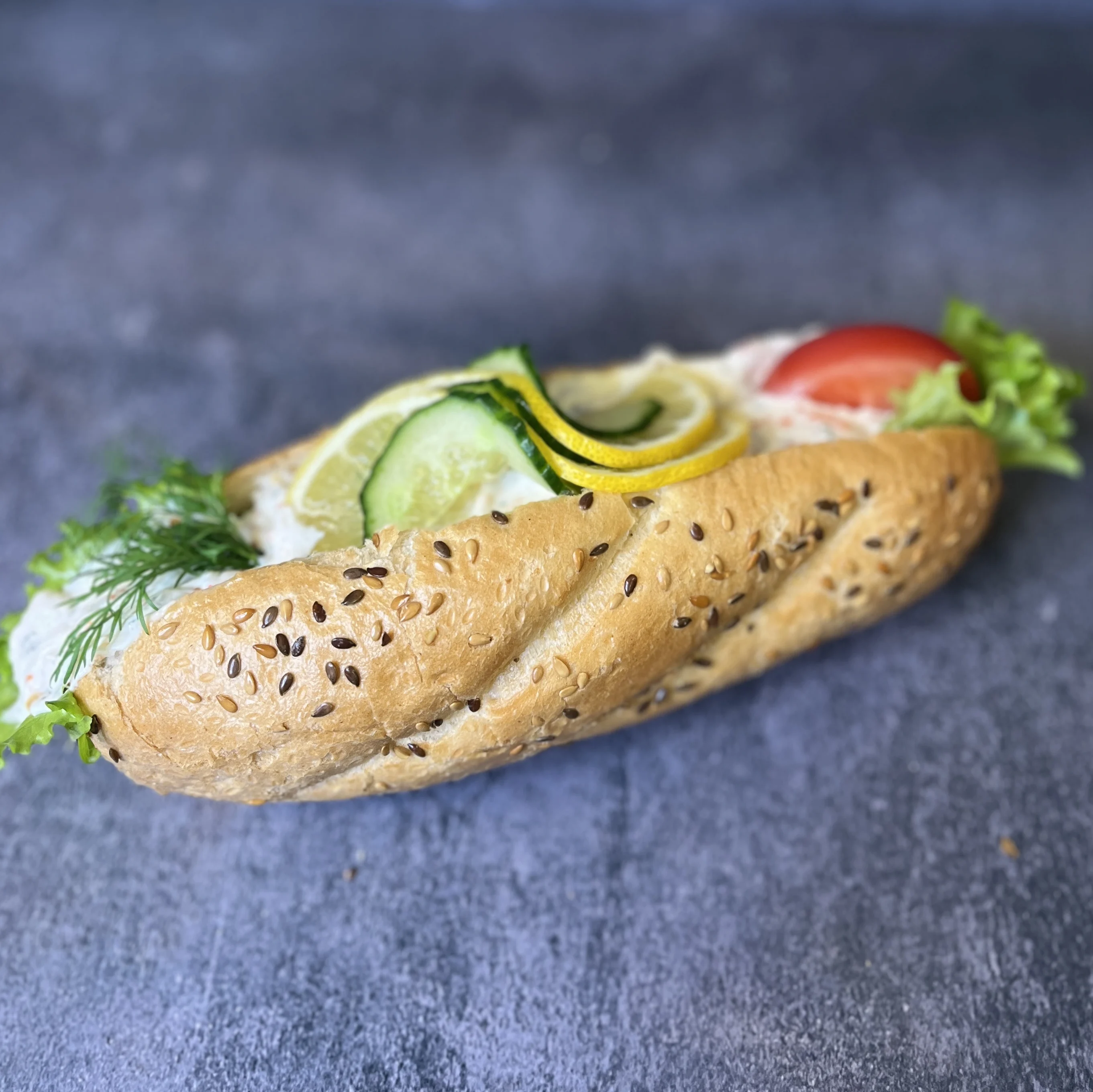 Baguette fylld med skagenröra, sallad, toppad med citron, dill