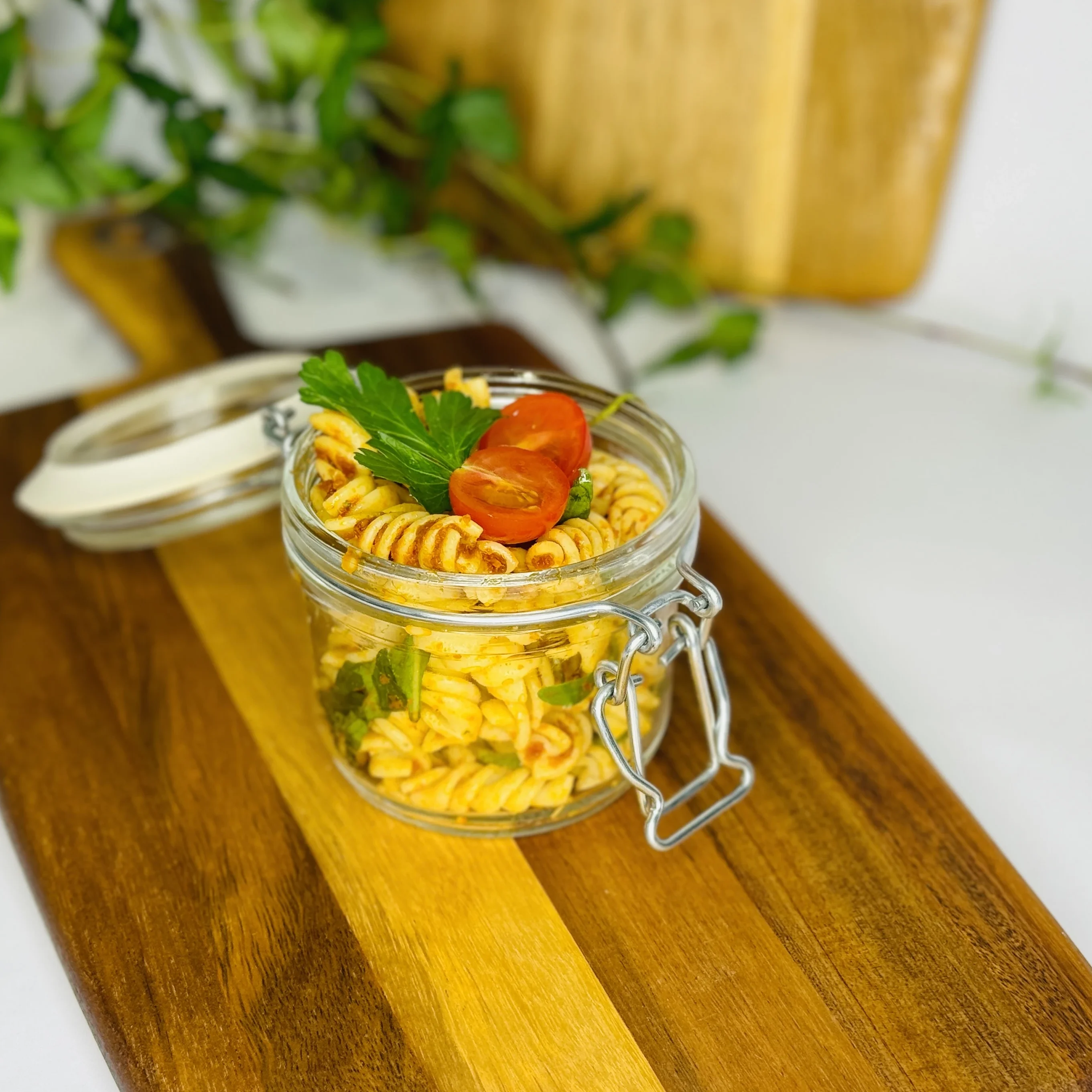 Pastasallad med tomatpesto och ruccola