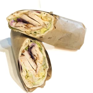 Wrap med het kyckling och rödkål