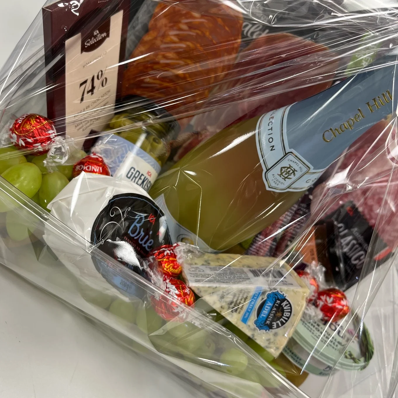 En Delikorg med delikatesser,frukt och gott.