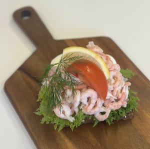 Räkmacka på danskt rågbröd