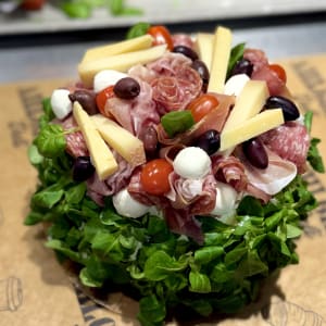 Smörgåstårta med smaker från medelhavet