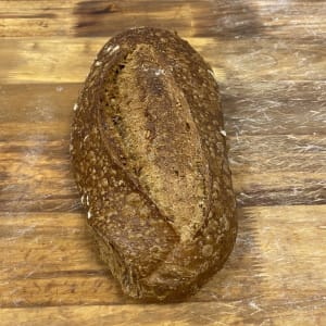 Surdegsbröd med solrosfrön och malt