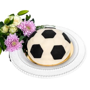 Klassisk prinsesstårta i form av en fotboll