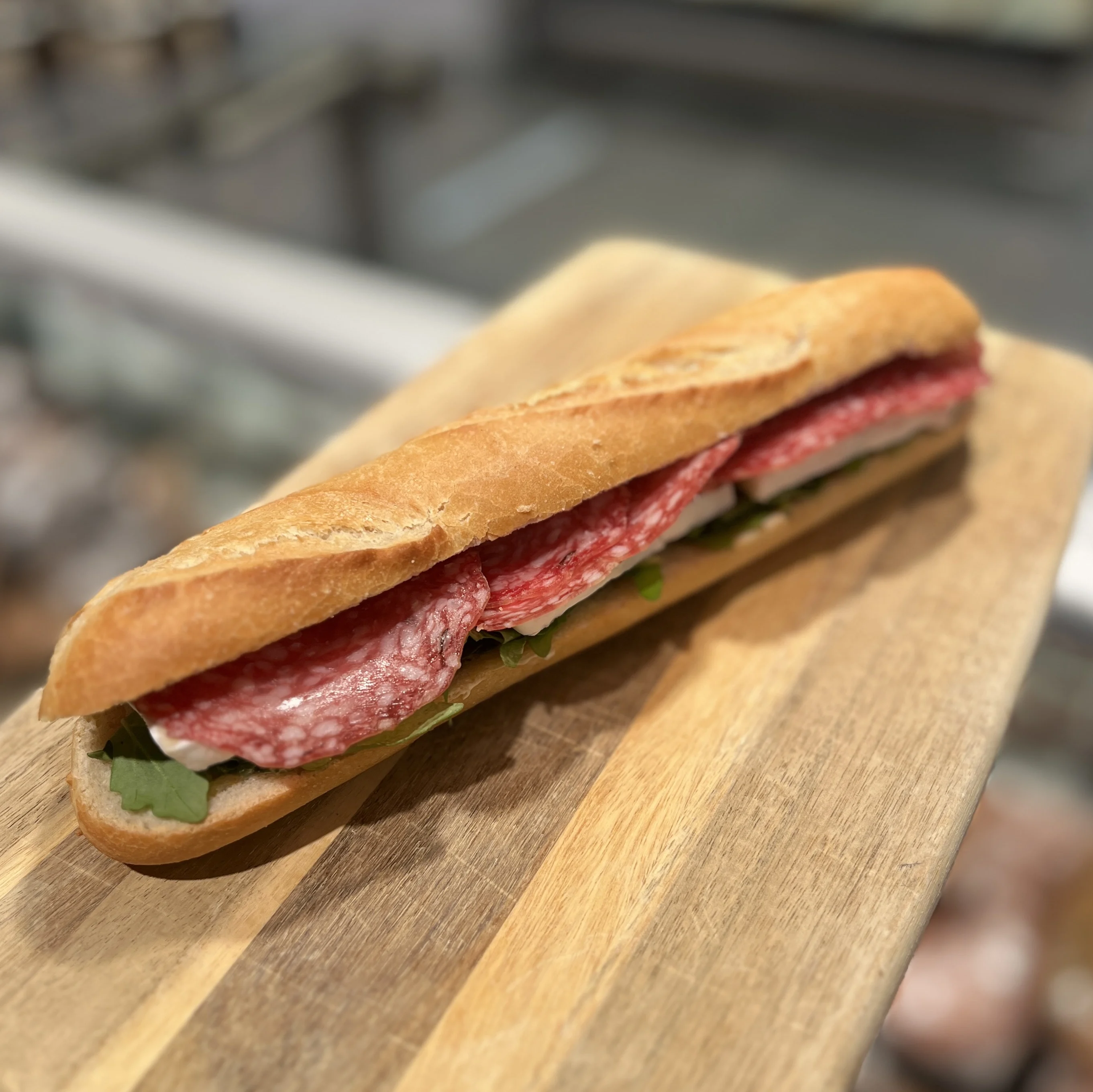 Baguette med salami och brieost