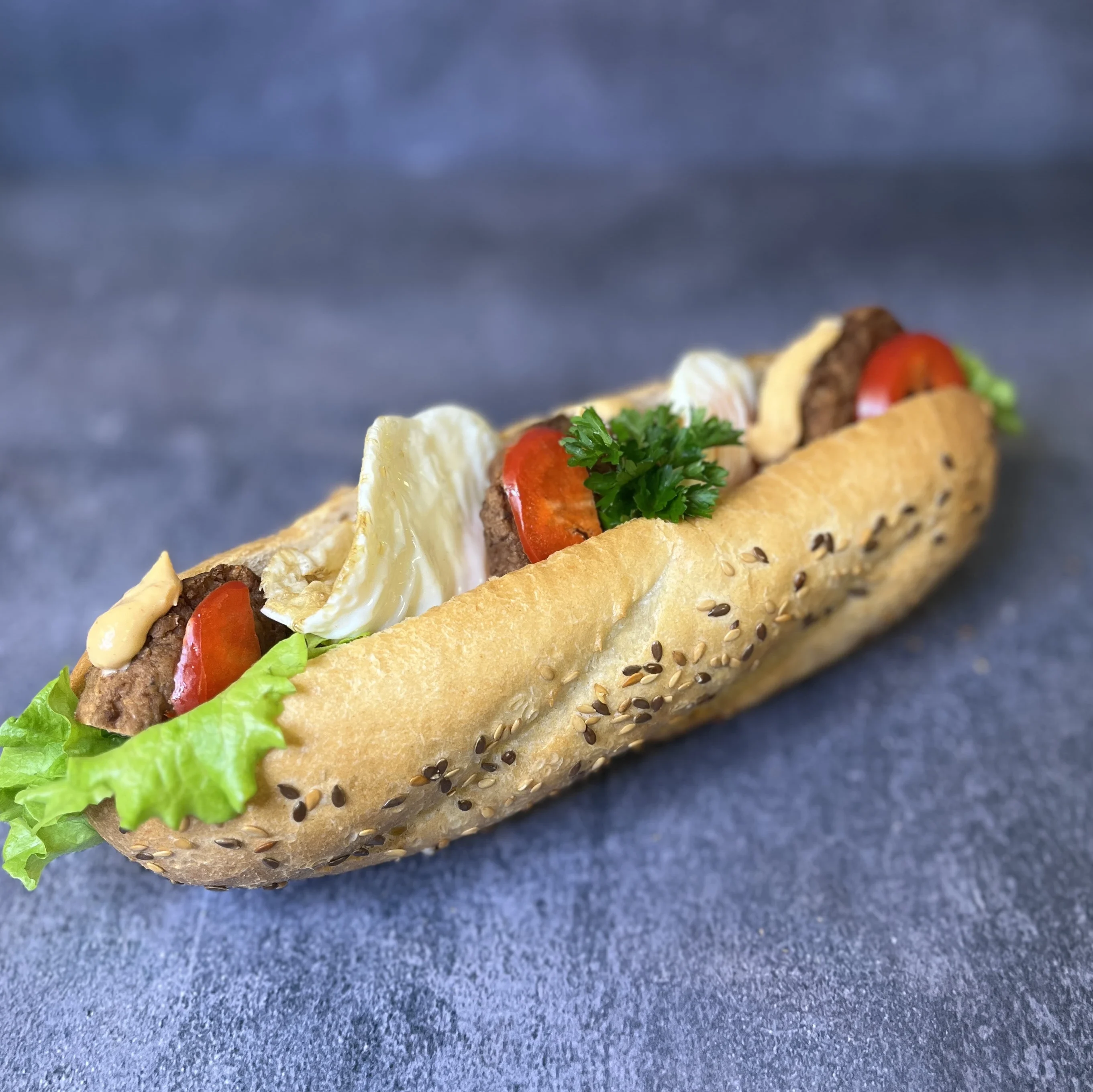 Baguette fylld med pannbiff och ägg.