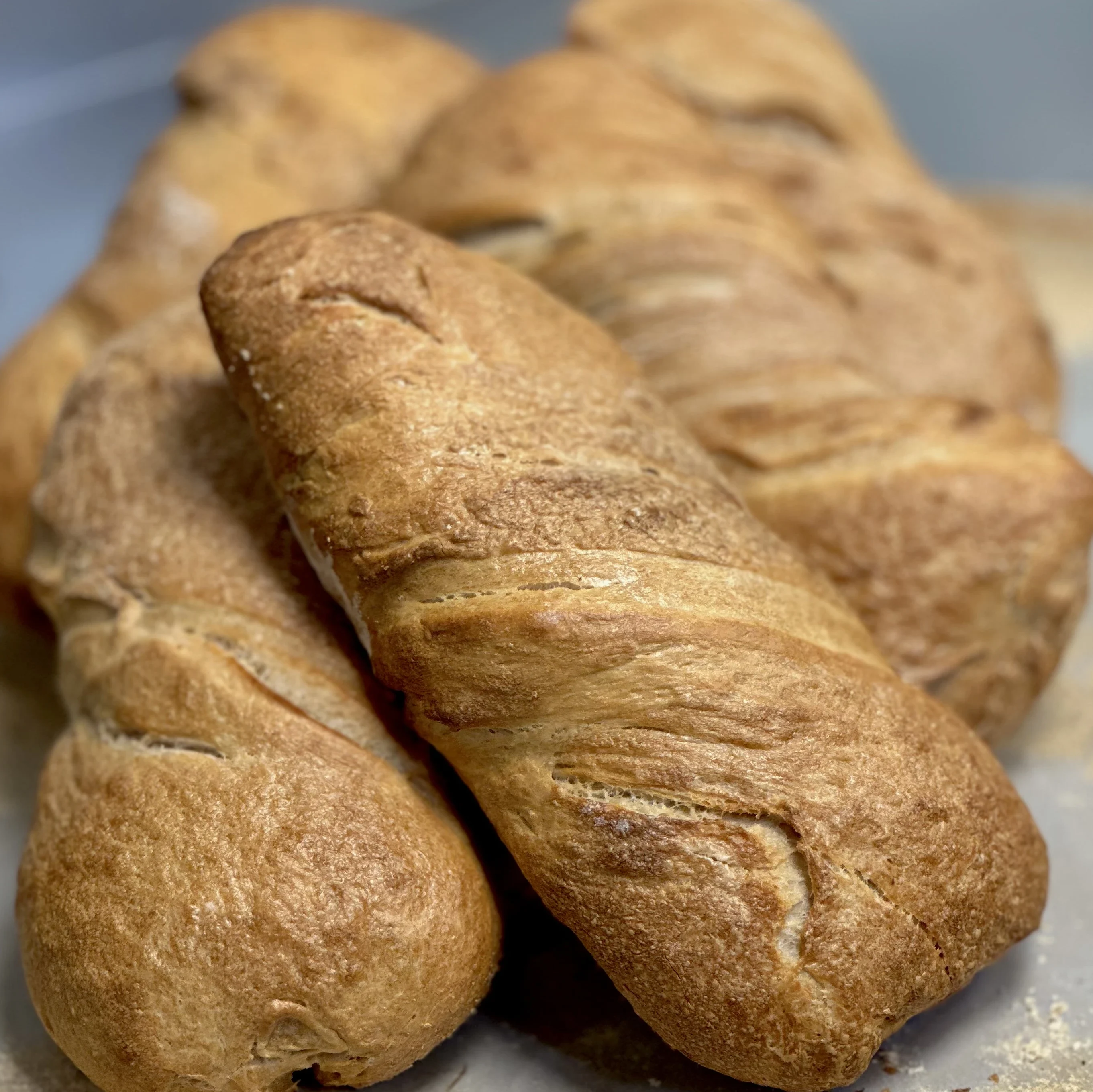 Surdegsbröd av vete passar perfekt till buffen eller frukosten