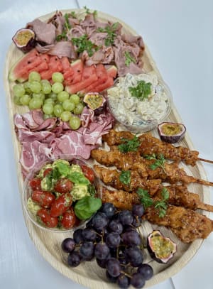 ett festfat med olika tillbehör av mat