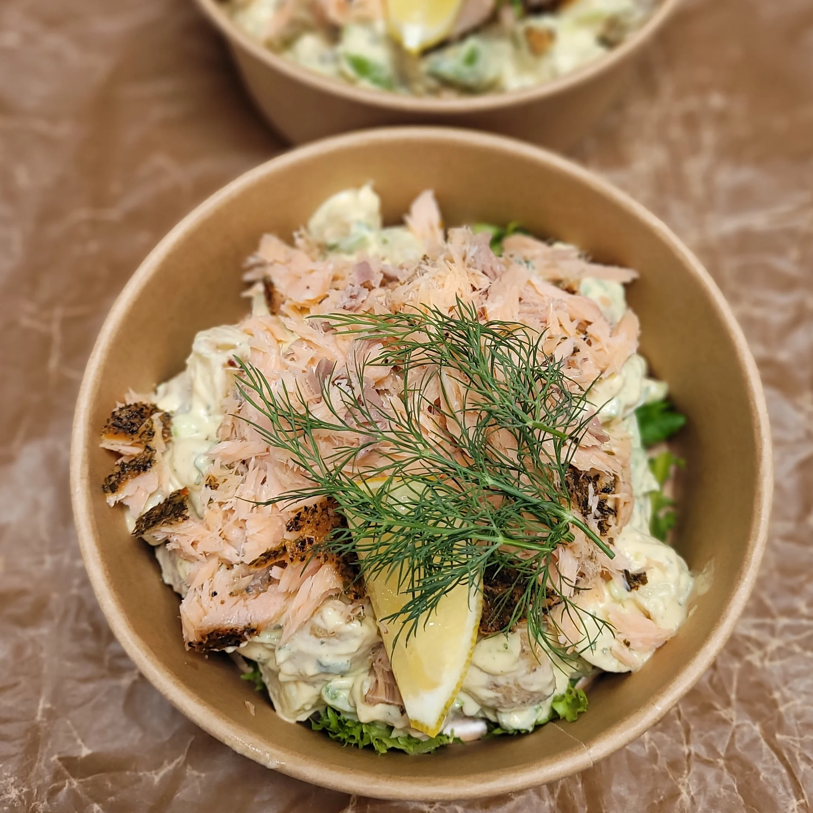 Sallad med varmrökt lax och fransk potatissallad
