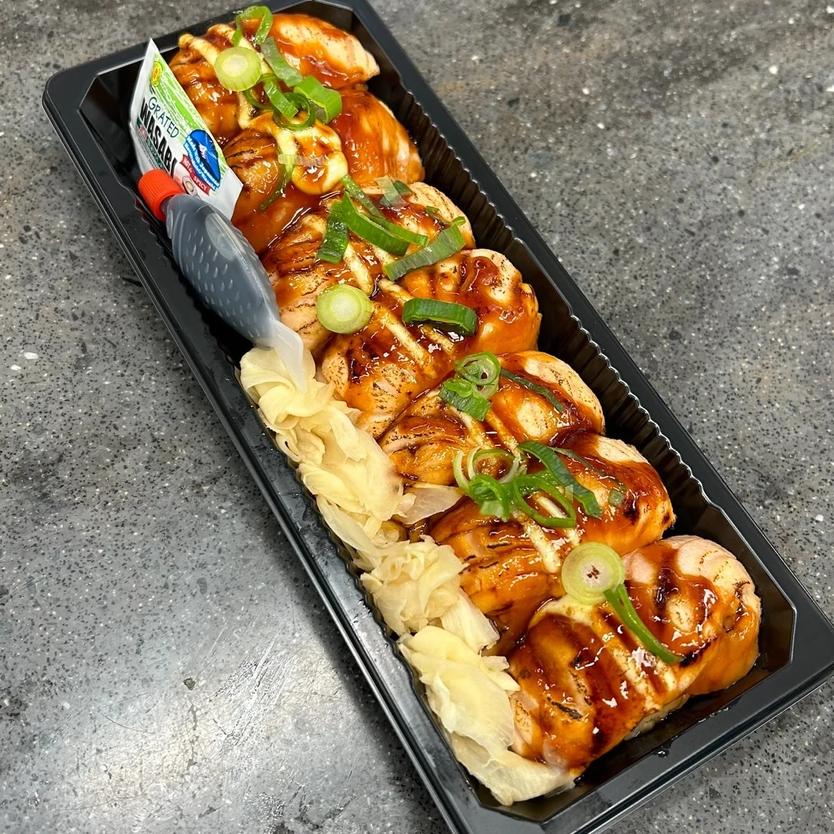 7 Bitar halstrad laxsushi, teriyakisås, japansk majonnäs, salladslök, ingefära, soja, wasabi