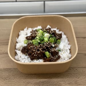 Yakiniku med ris, salladslök och sesamfrön.