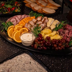 fat med mängder av kallskuret kött, frukter & Aioli