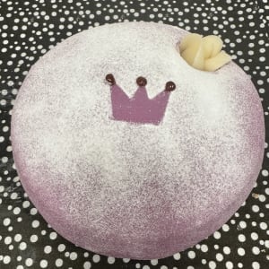 Drottningtårta med en vit ros