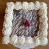 Budapesttårta med grädde choklad och röd ros