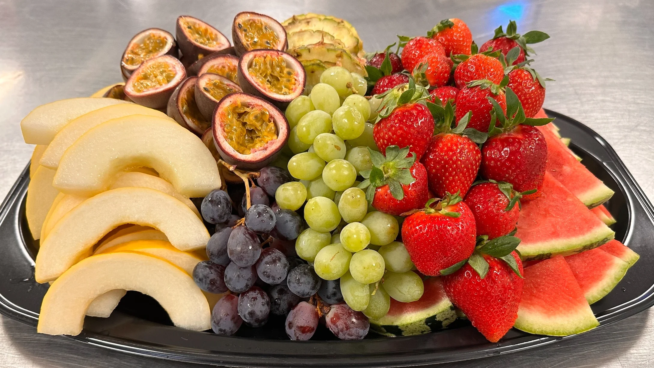Fruktfat med blandad frukt, perfekt till picknick!
