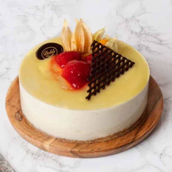 Cheesecake á la Dahls. Krispig och smakrik kakbotten, len och fräsch citrusfyllning - vår hyllning till den amerikanska klassikern.