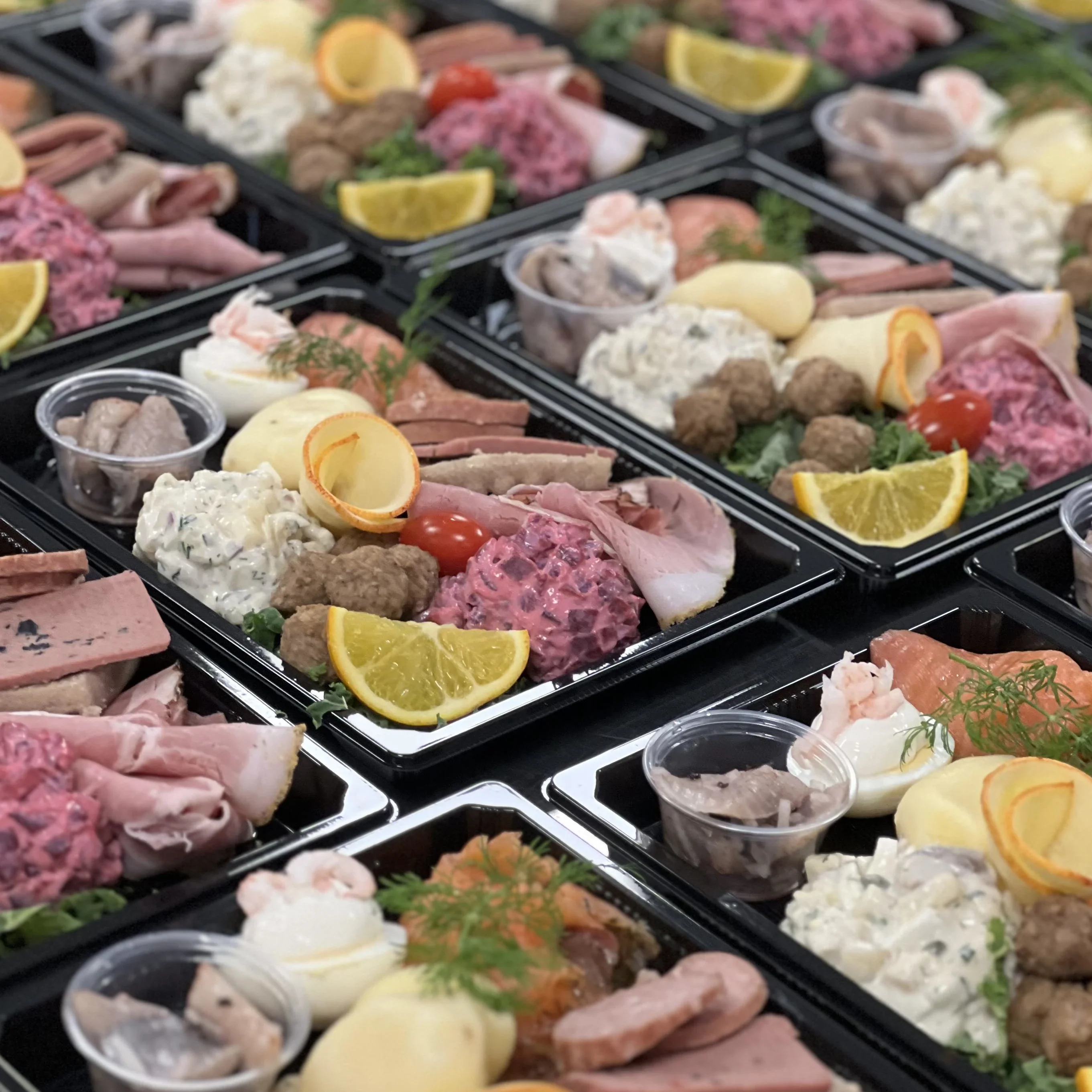 Jultallrikar med sill, gravad lax, rödbetssallad, gubbröra och annan julmat