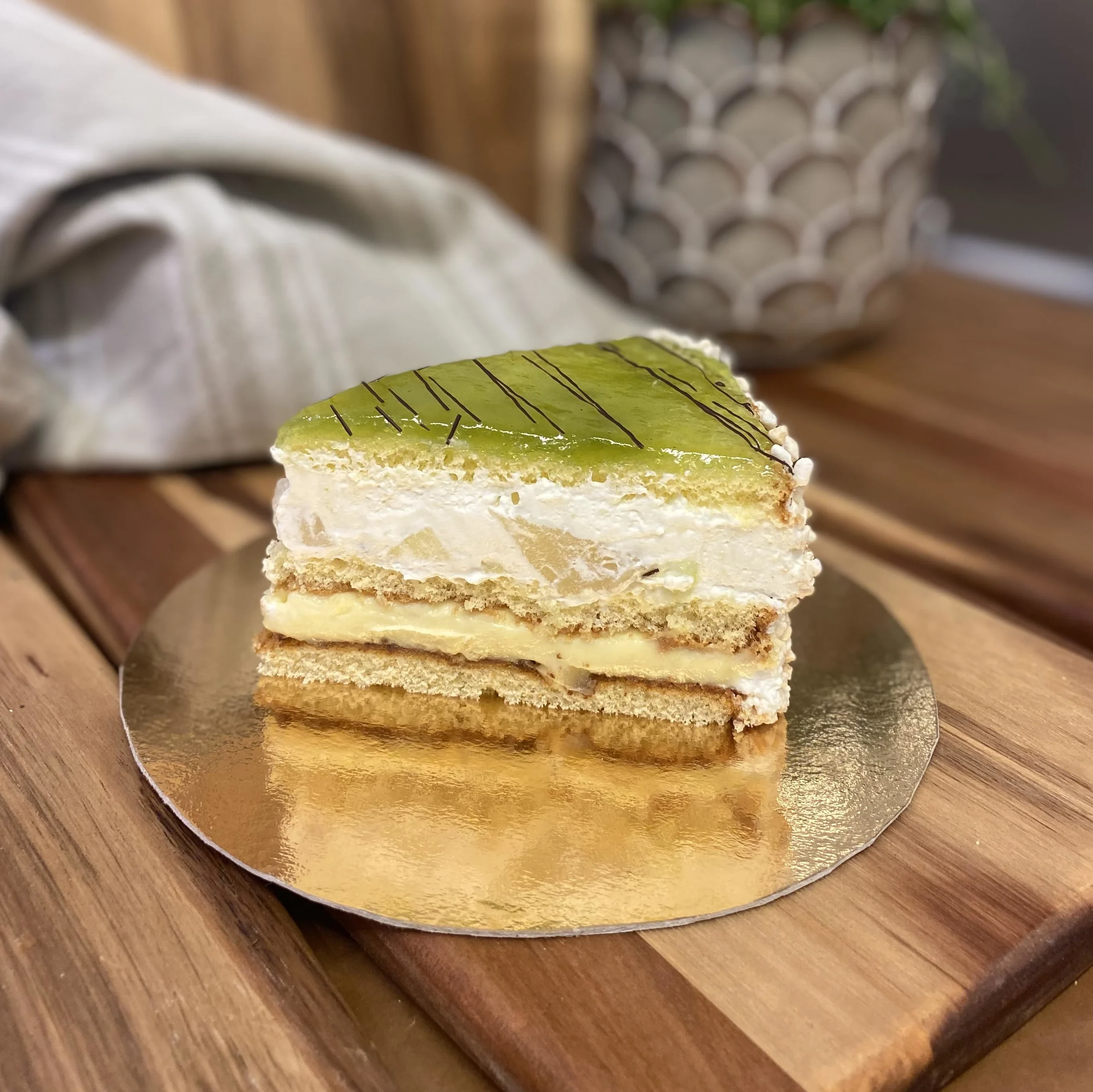 Pärontårta med pärongrädde, vanilkräm och hasselnötter i bit