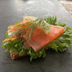 Kallrökt lax med pepparrotsmajonnäs