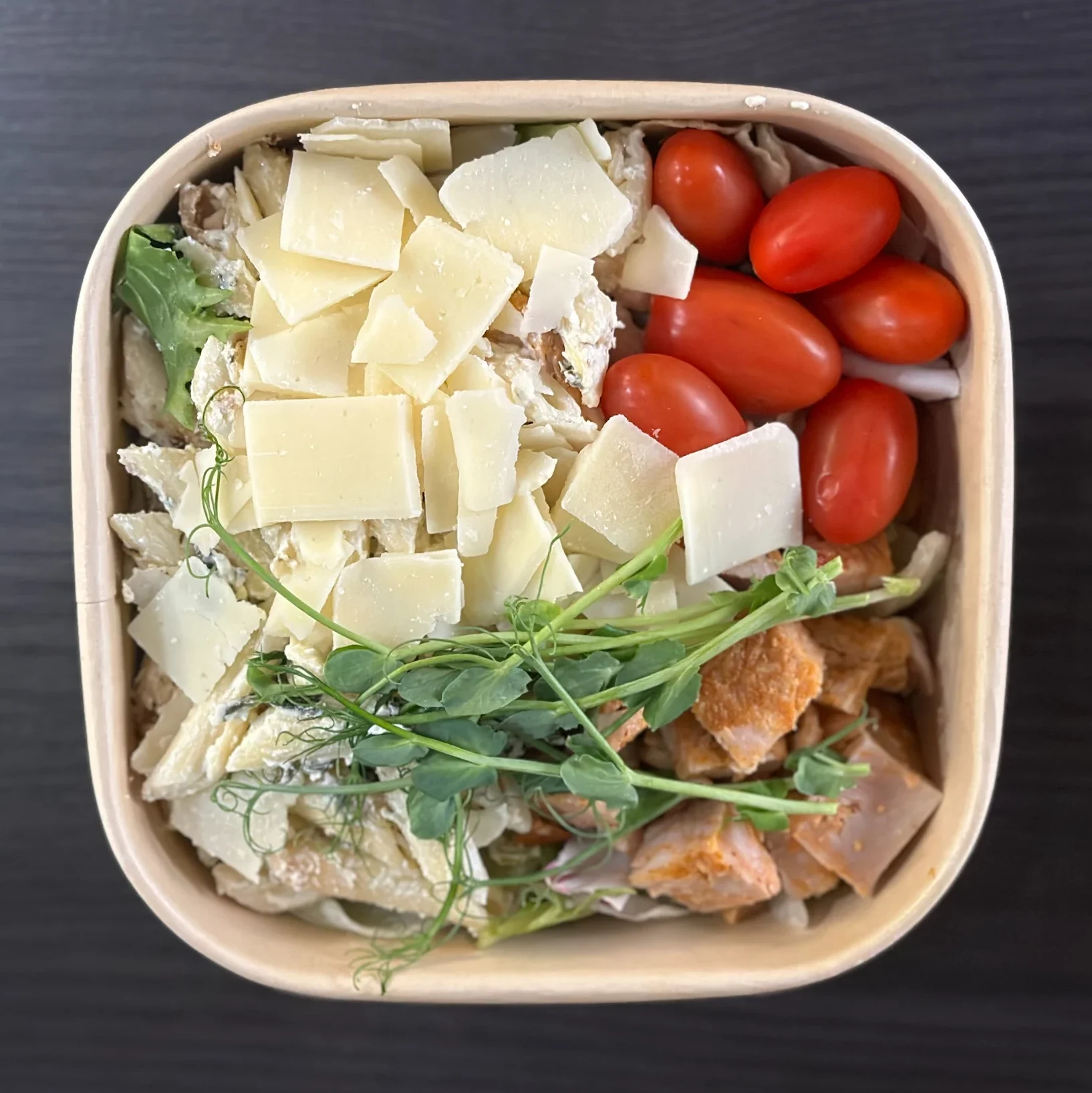 Matig pastasallad med caesarpastasallad, kyckling, tomat & grana padano
