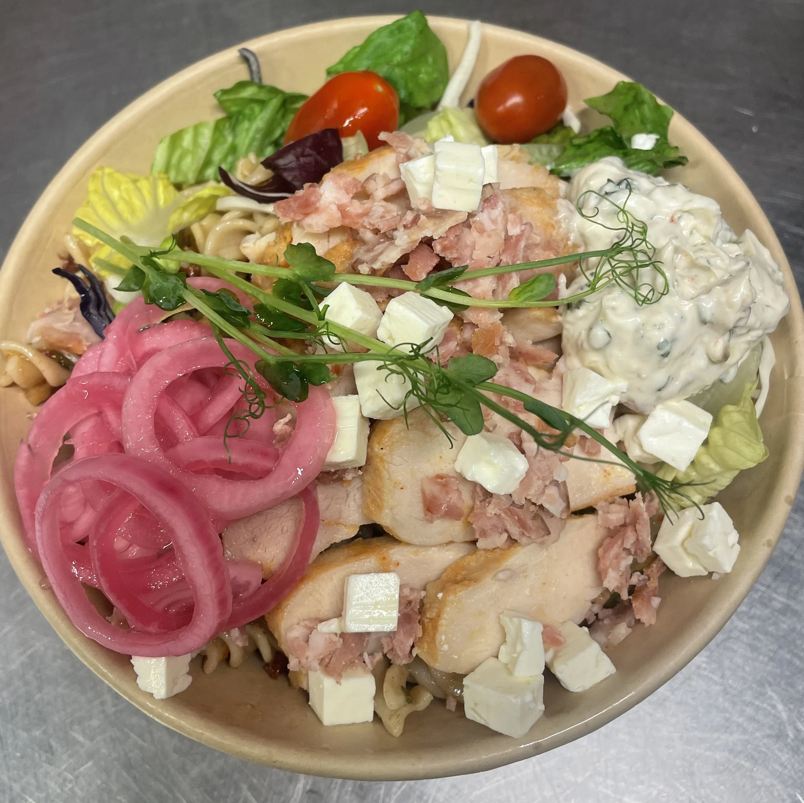 Pastasallad med kyckling bacon och soltorkad tomatröra