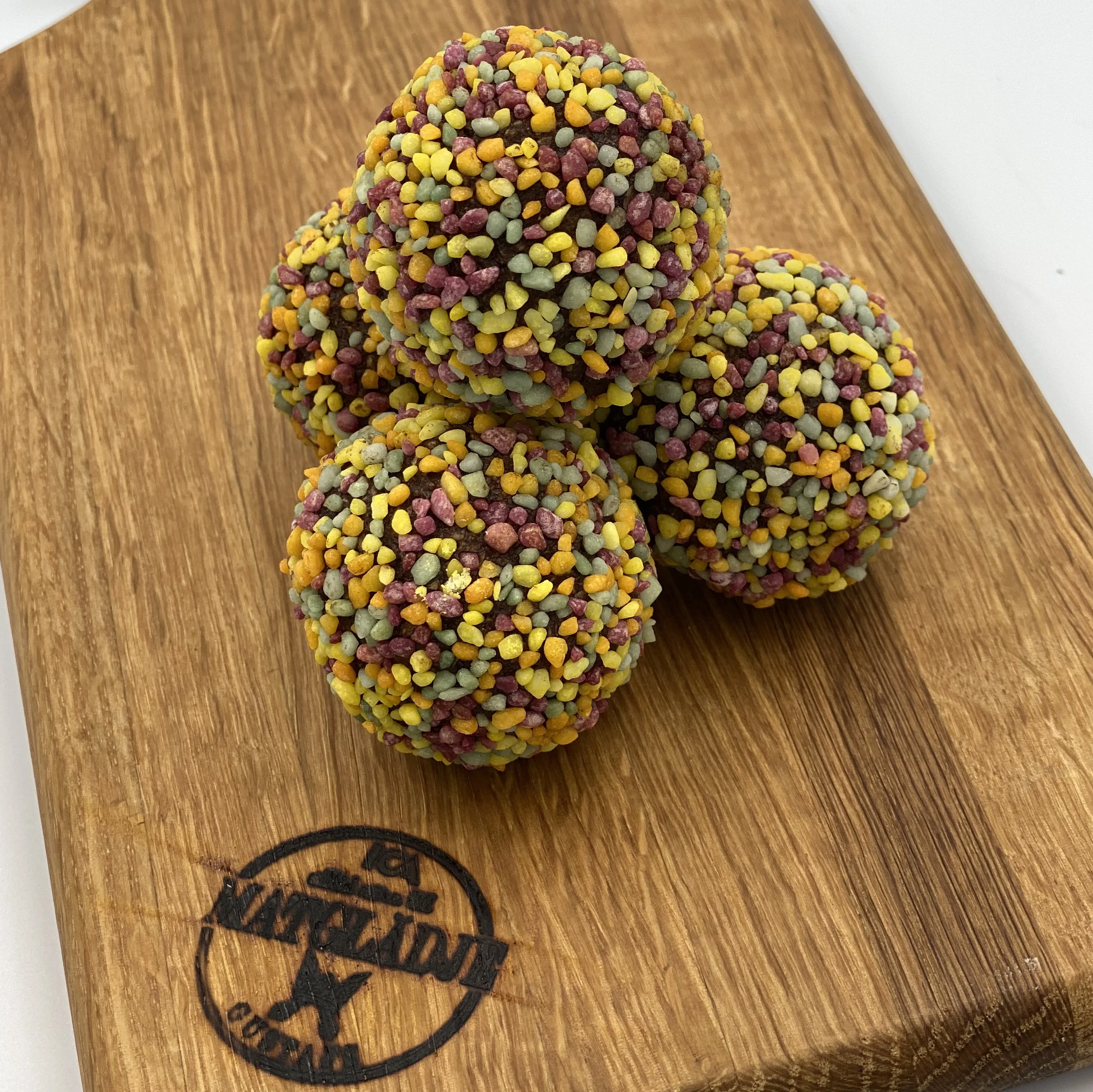 chokladbollar med strössel på en skärbräda 