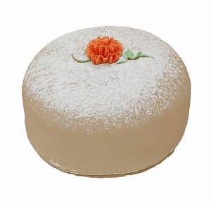 Prinsesstårta med hallonsylt,täckt med vit marsipan.