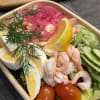 Sallad med handskalade räkor och ägg