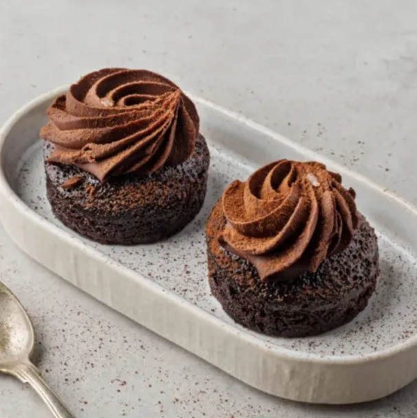 Vegansk chokladkaka med chokladfrosting, toppad med havssalt. Något för chokladälskaren.