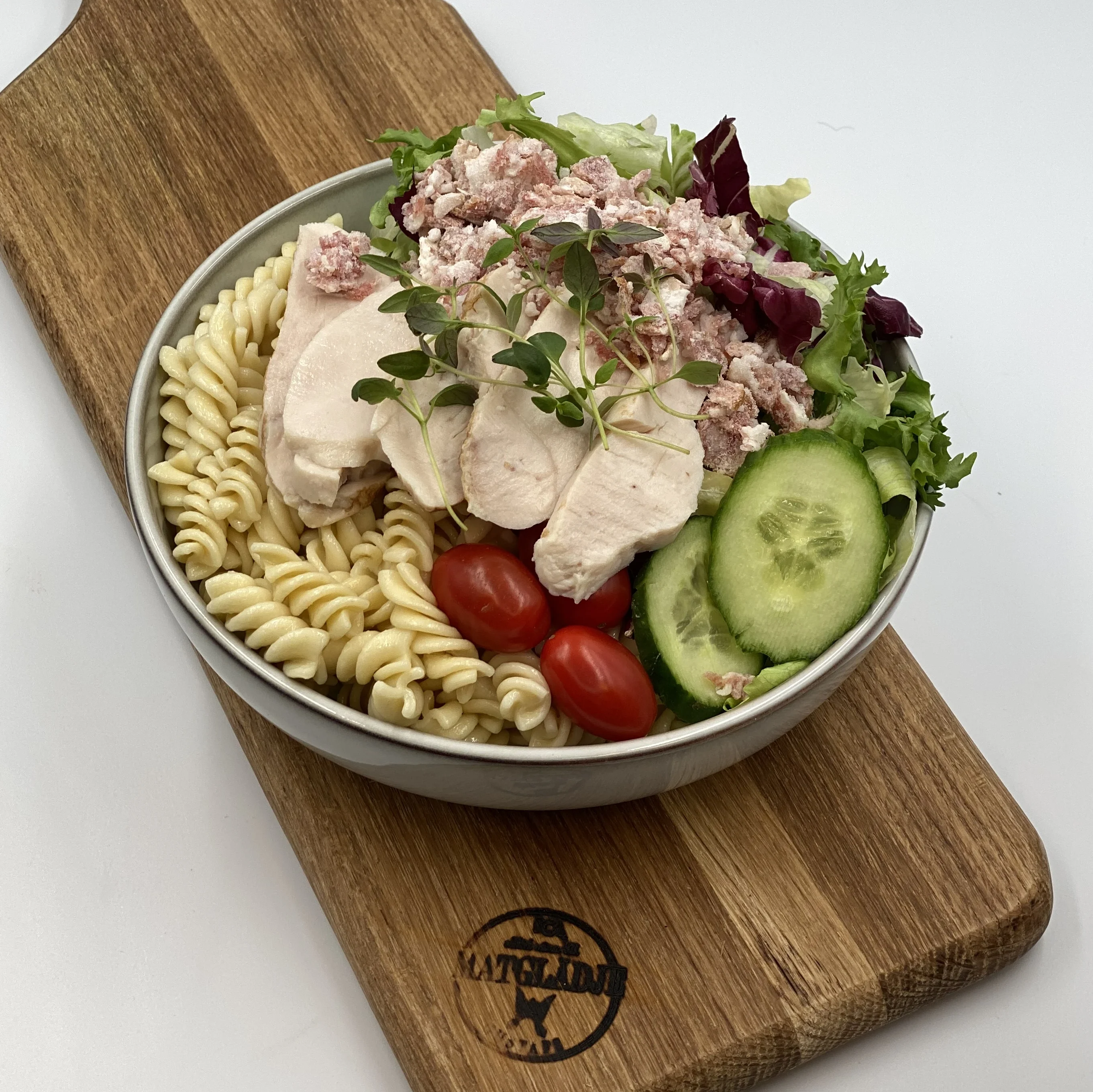 pastasallad med kyckling bacon och grönsaker