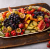 Fruktfat med en blandning av exotiska frukter