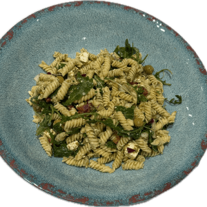 Kallskänkens egna pastasallad, med bl a oliver, soltorkad tomat och pesto