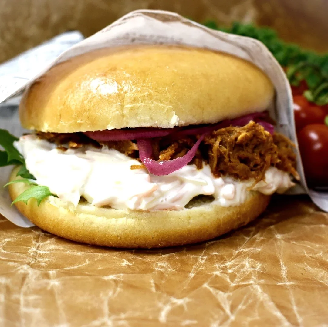 deliburgare med coleslaw, pulled pork och picklad lök.