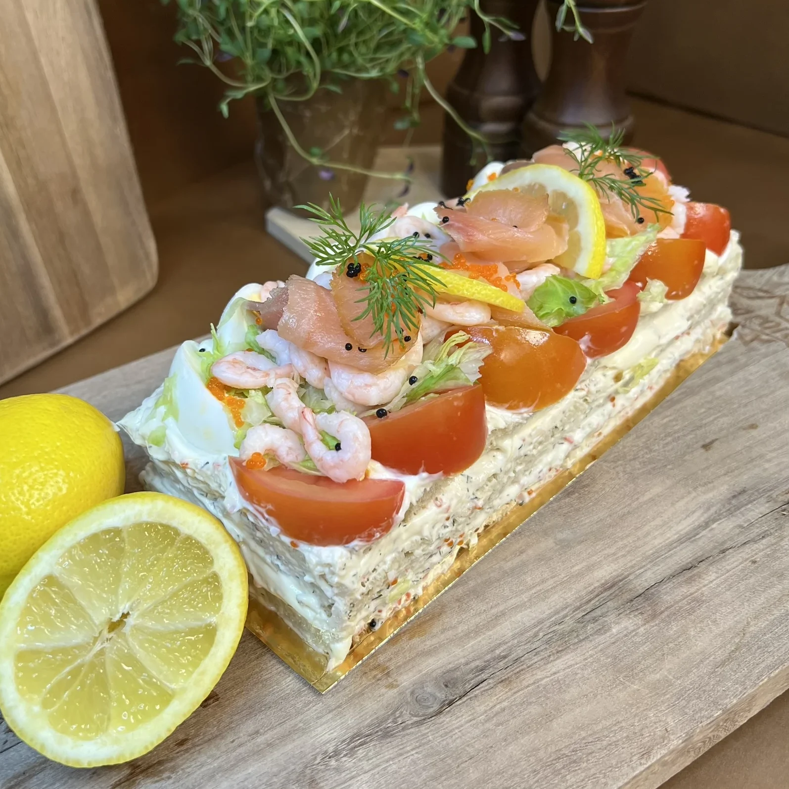 Två lager med kökets egna skagenröra. Toppad rikligt med handskalade räkor och lax