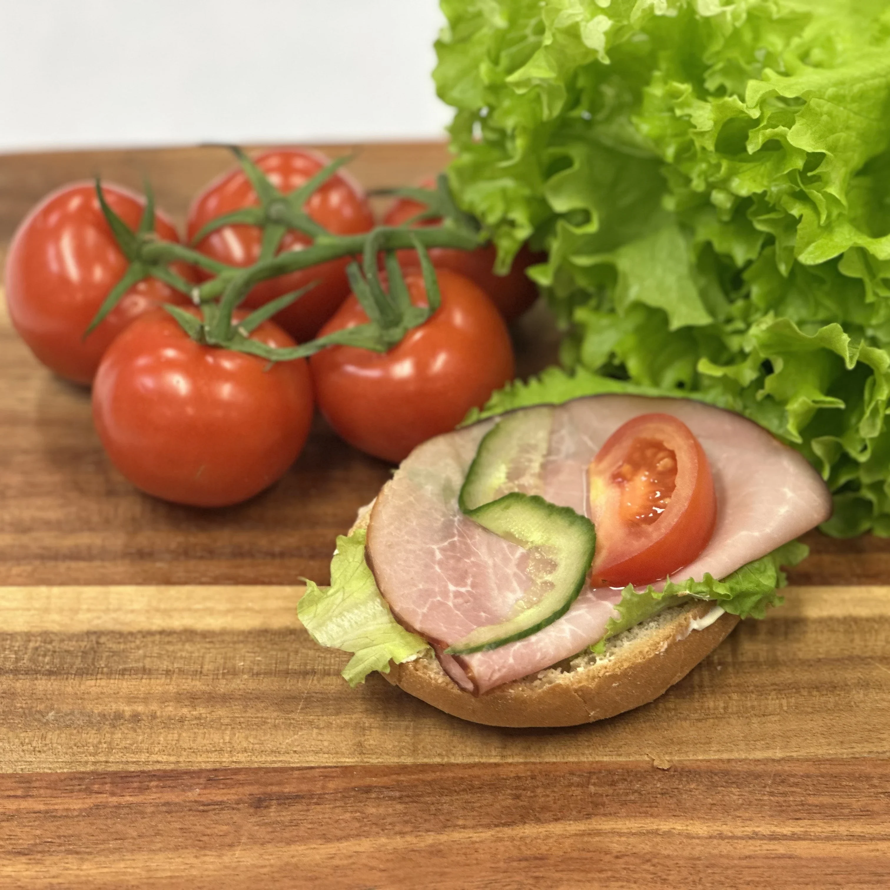 Nybakad fralla med skinka, sallad tomat och gurka.