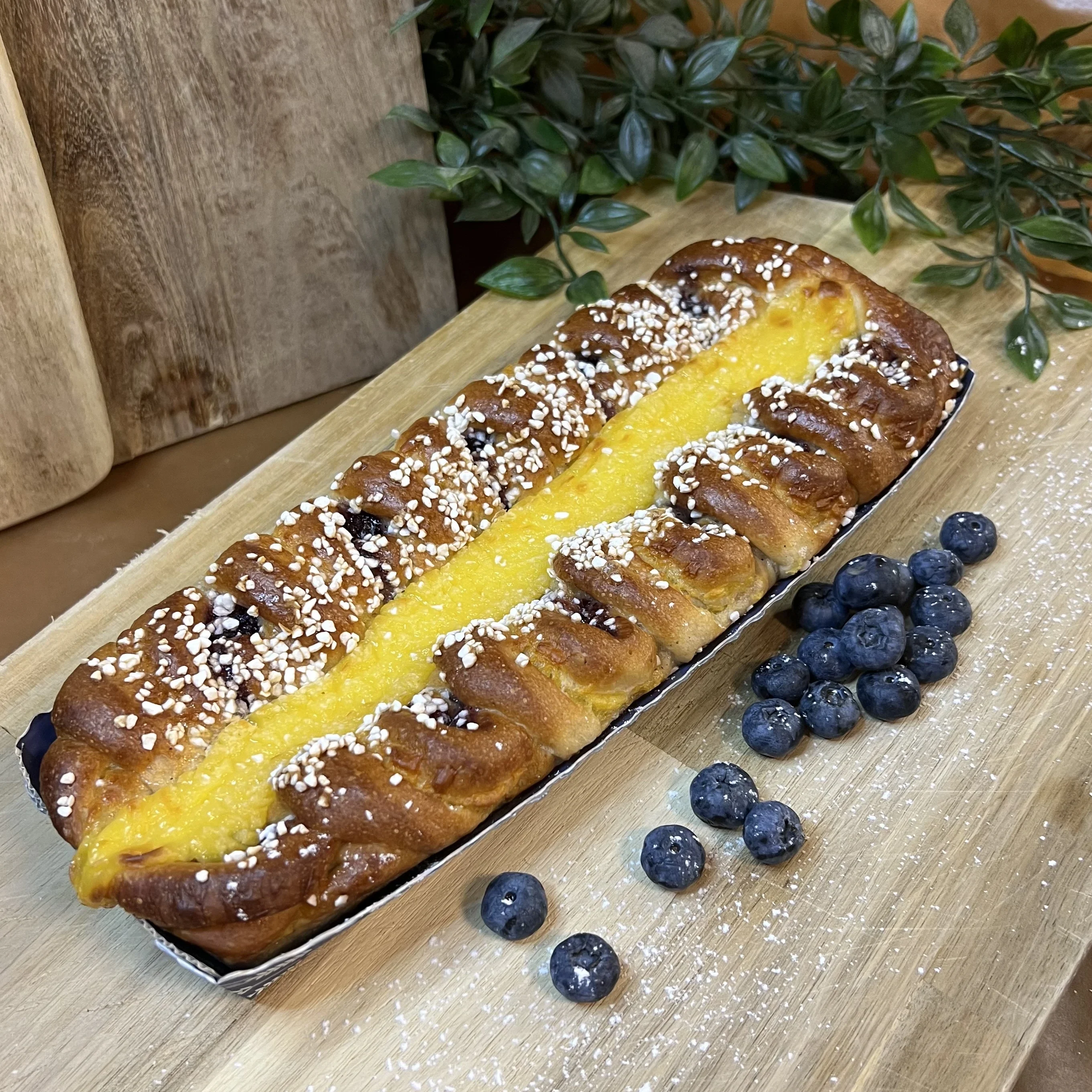 Vetelängd fylld med blåbärssylt och vaniljkräm.