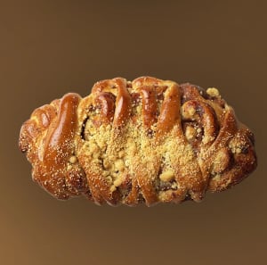 Äppellängd med smuldegscrumbs på. Mot en brun bakgrund