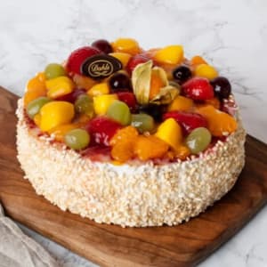 Gräddfri lyx för fruktälskaren. Fruktkompott, vaniljkräm och exotiska frukter varvas mellan de nybakade sockerkaksbottnarna - en aning citrus fullbordar verket.