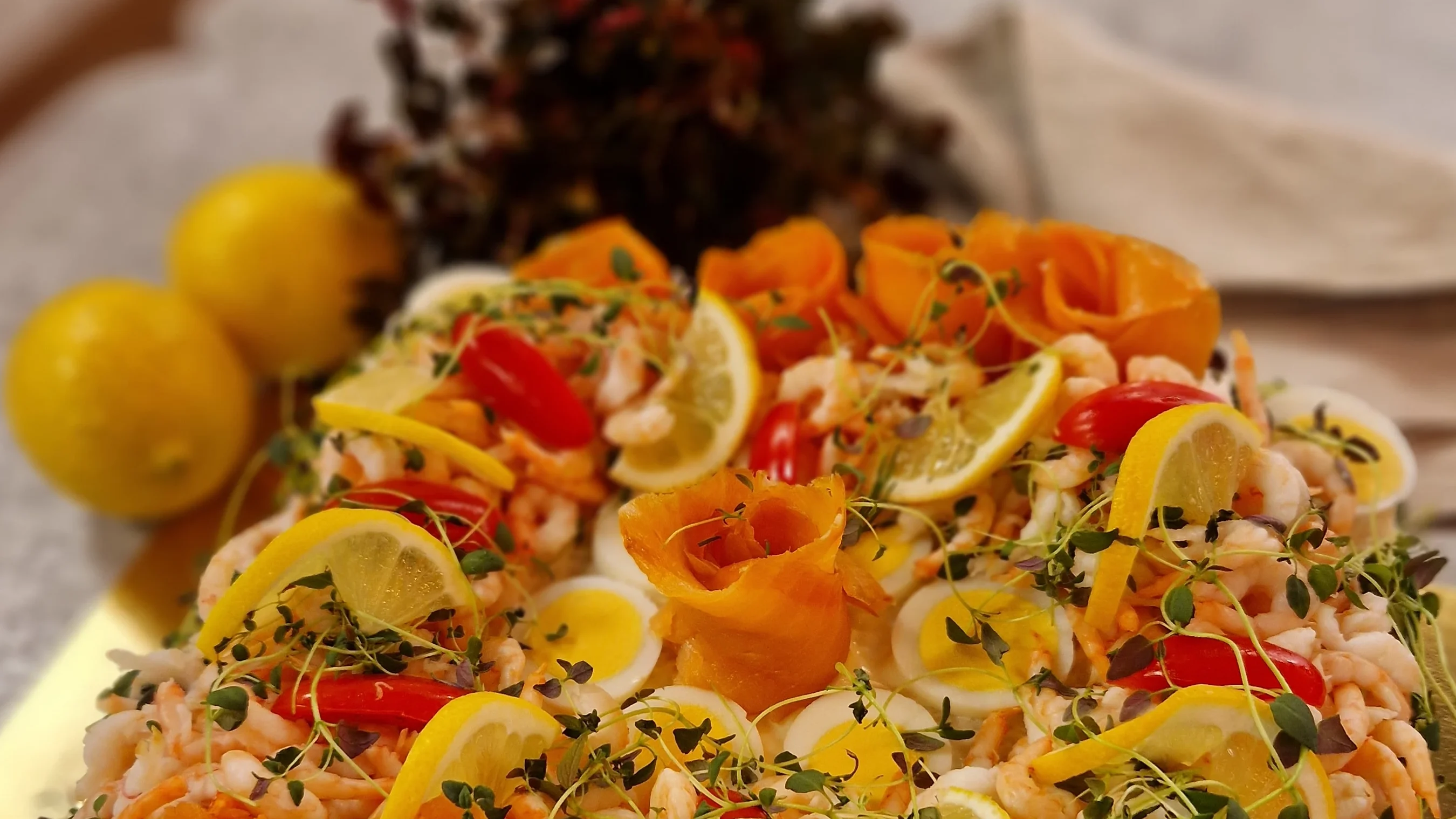 smörgåstårta med lax och räkor